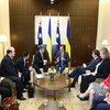 Порошенко обсудил с премьером Австралии поставки урана в Украину