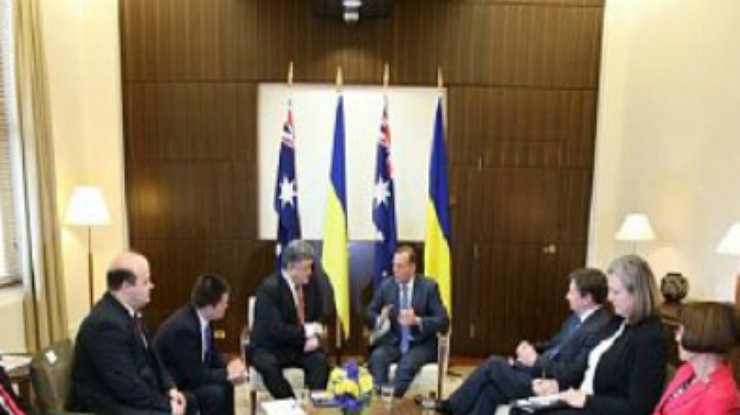 Порошенко обсудил с премьером Австралии поставки урана в Украину