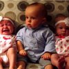 Ребенок шокирован впервые увиденными близнецами (видео)