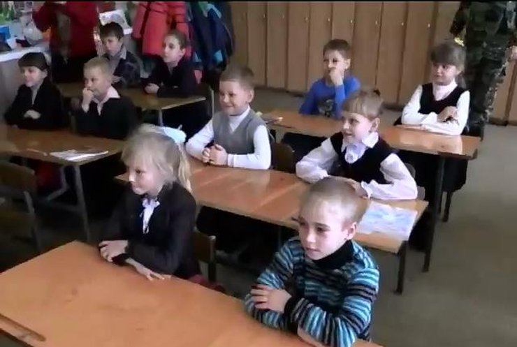 Дети Волыни передали игрушки сверстникам на Донбасс