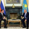 Медведев пришел в Назарбаеву в туфлях на 5-сантиметровой платформе (фото)