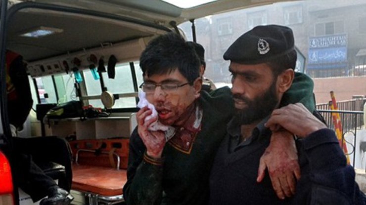 В Пакистане террористы захватили школу: более 100 погибших