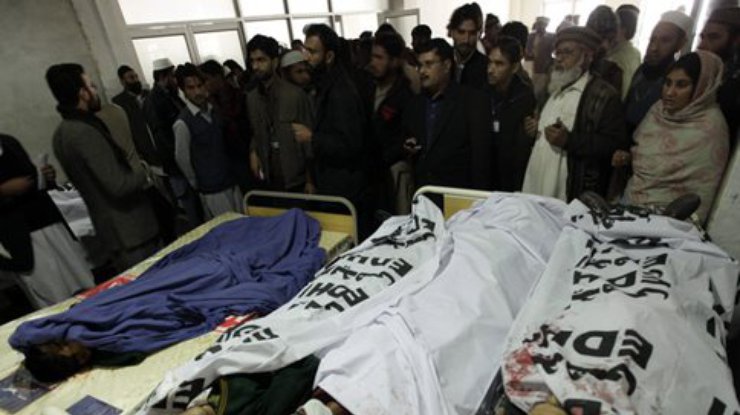 Количество жертв теракта в Пакистане выросло до 130 человек (фото)