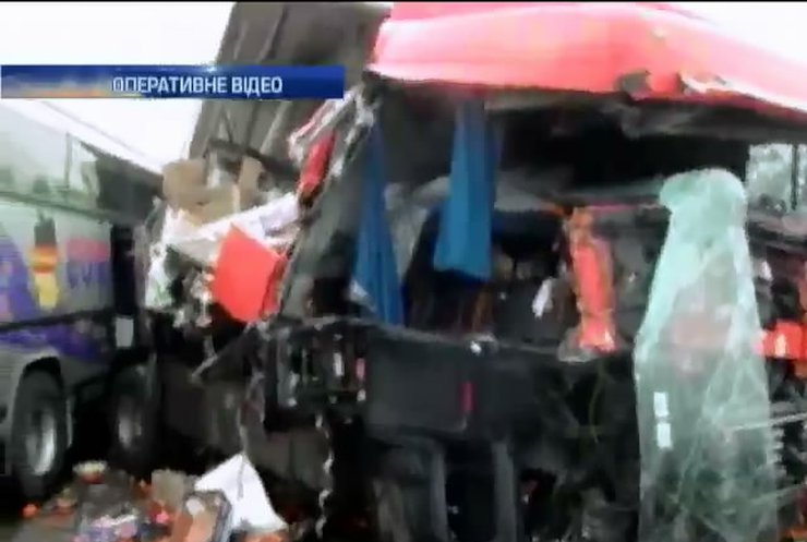 У ДТП автобуса та вантажівки на Волині загинуло двоє людей