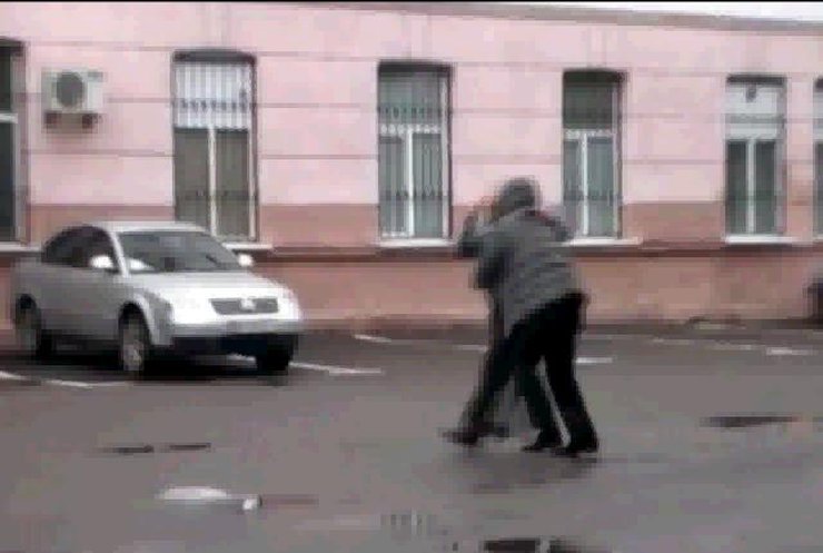 Пьяные милиционеры в Ровно танцуют танго (видео)