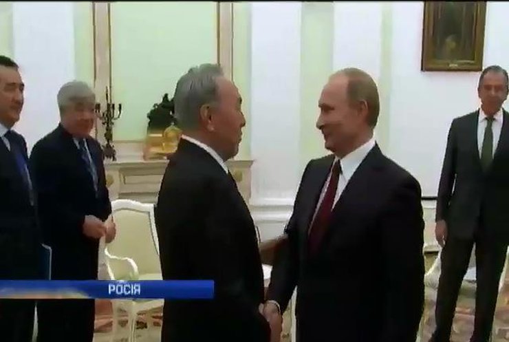 Назарбаєв обговорив з Путіним зустріч з Порошенко