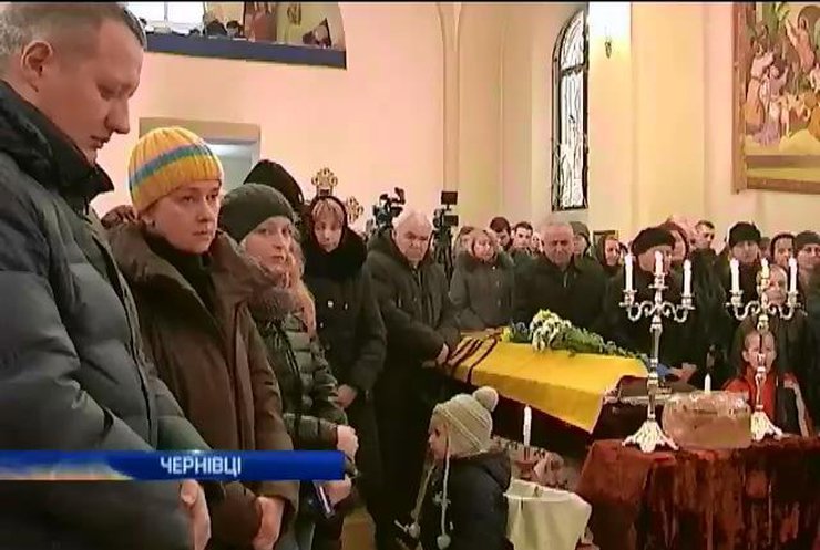 Чернівці прощалися з волонтером Романом Шлюсарем