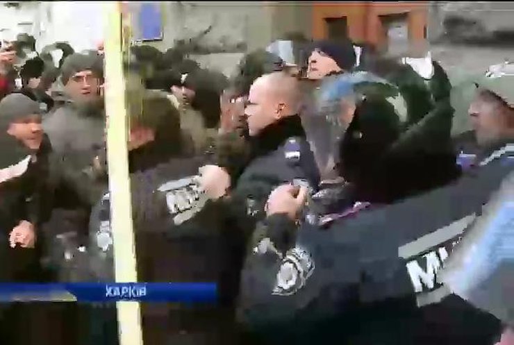 У Харкові мітингувальники намагалися прорватися на сесію міськради