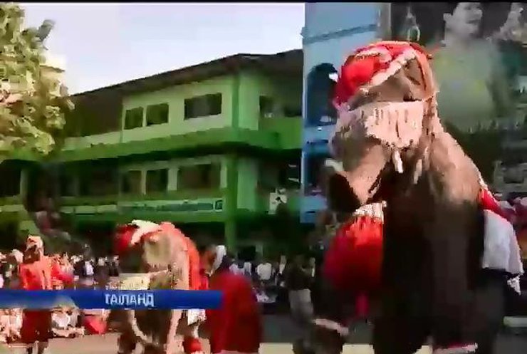 В Таїланді з Різдвом дітей вітають слони