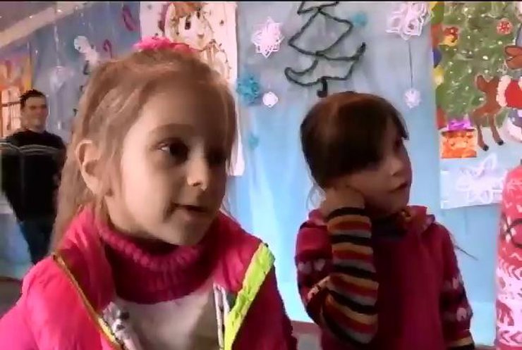 Военные кормят и одевают детей Донбасса
