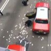 В Гонконге пешеходы собирали деньги из инкассаторской машины