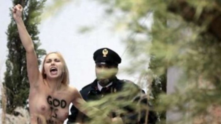Активистка Femen разделась в Ватикане (фото)