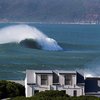 В ЮАР гигантская волна смыла 150 туристов в океан