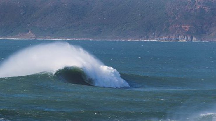 В ЮАР гигантская волна смыла 150 туристов в океан
