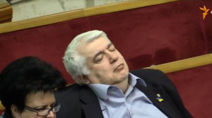 Ночь в Раде: бюджет 2015 усыпил депутатов (фото)