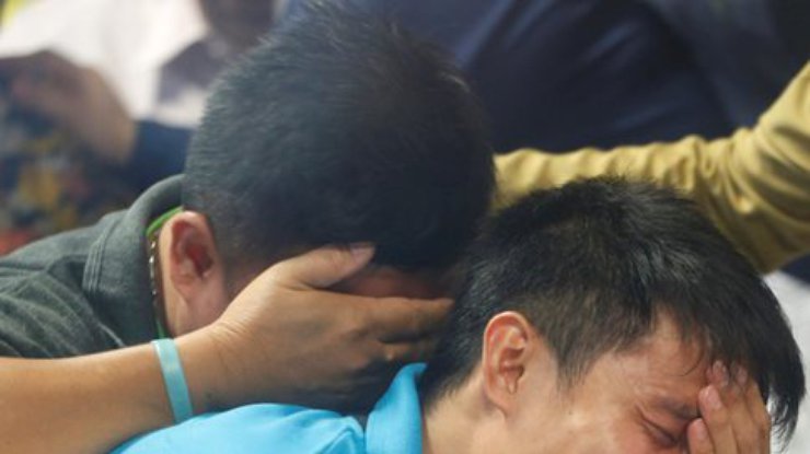 Катастрофа лайнера AirAsia: найдены 40 тел погибших (фото)