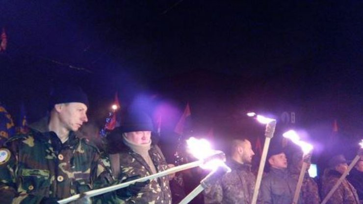 В Киеве проходит факельное шествие в честь Бандеры (фото)