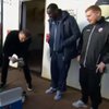 Британскому комику пришлось почистить бутсы Хески (видео)