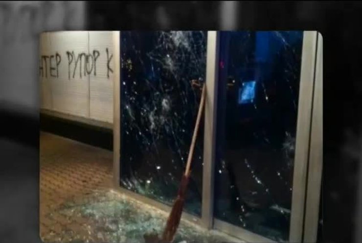 Люди в масках напали на офис телеканала "Интер"