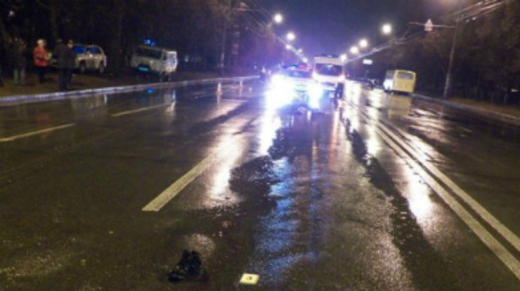 В Киеве мужчину сбили сразу несколько автомобилей (фото)