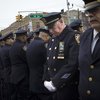 В Нью-Йорке полицейские демонстративно отвернулись от мэра на похоронах