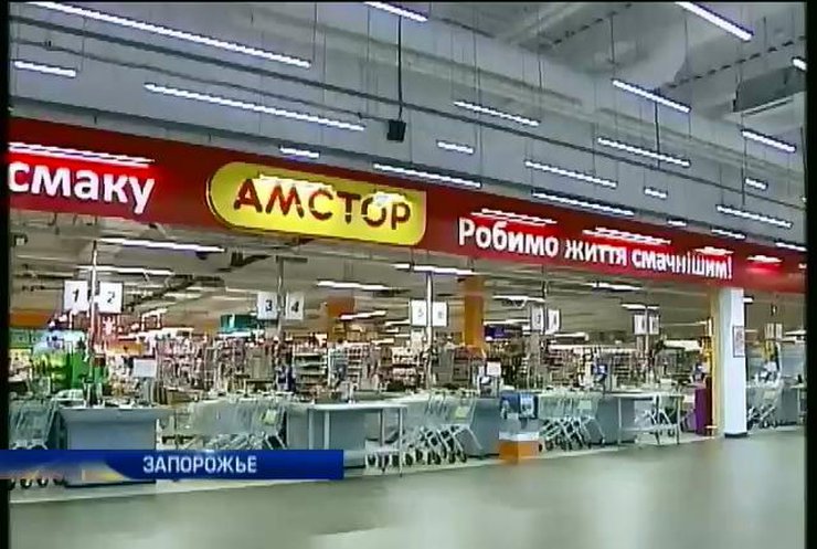 Экс-управляющий "Амстора" запугивает работников супермаркетов