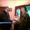 Порошенко поздравил с Рождеством раненного военного