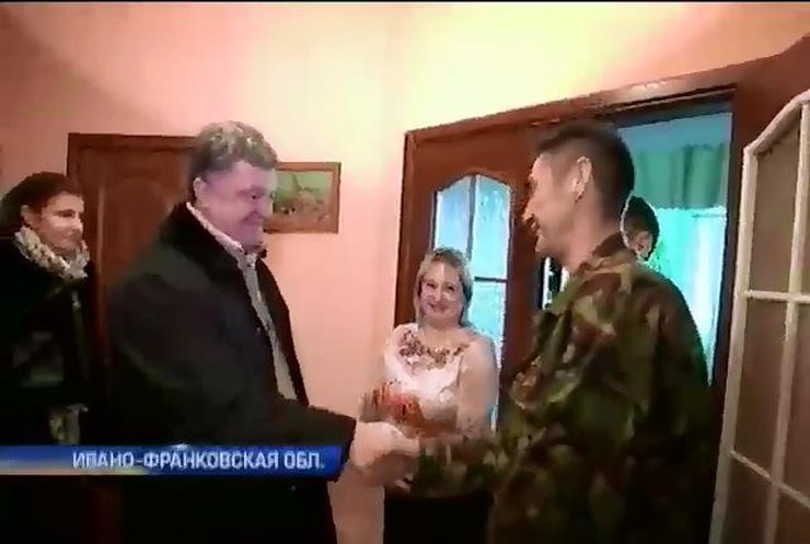 Порошенко поздравил с Рождеством раненного военного