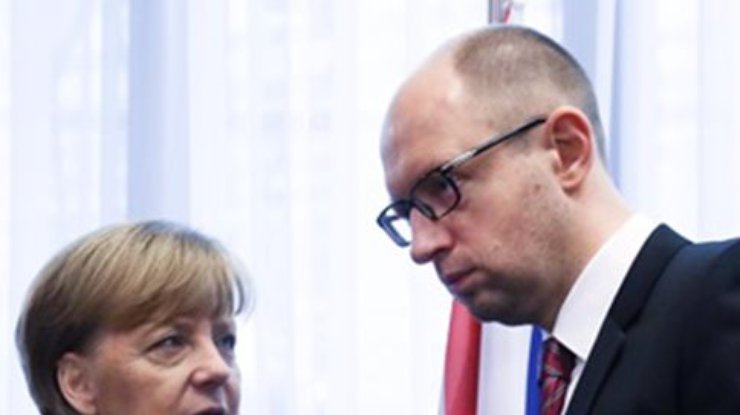 Яценюк обвинил ФСБ в кибератаках на сайты Меркель
