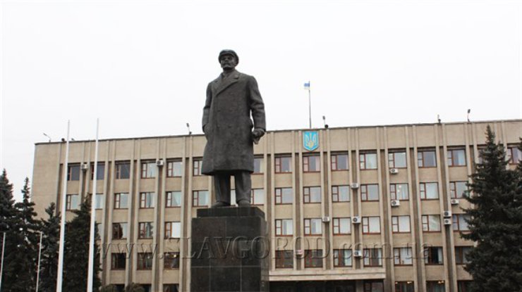 В Славянске жители попытались снести памятник Ленину (фото)