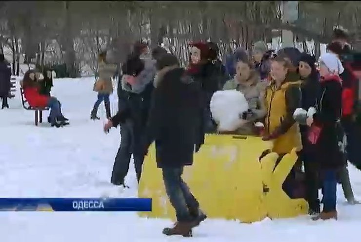 В Одессе непогода стала поводом для снежной битвы