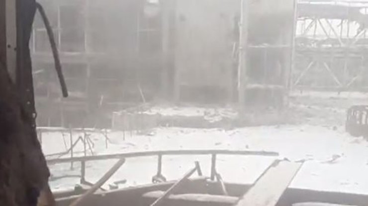 Террористы в упор обстреливают киборгов из старого терминала (видео)