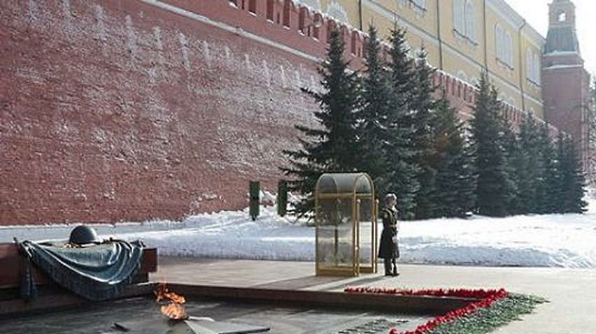 У стен Кремля психиатры спасали мужчину от самосожжения