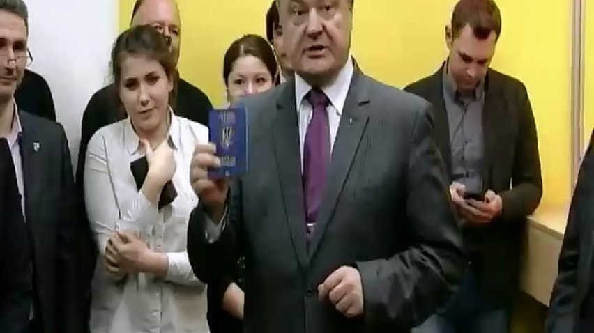 Порошенко стал первым обладателем биометрического паспорта