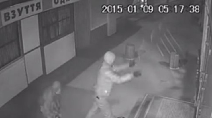 Roshen показала скандальные нападения на магазины в Киеве (видео)