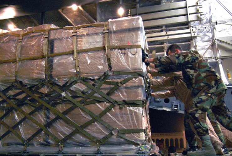 Канада надала військовим 40 контейнерів зимового обмундирування