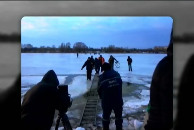 На Дніпропетровщині рятівники зняли з криги 50 рибалок