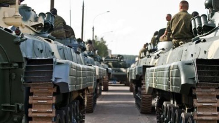 Через Луганск прошла колонна бронетехники для террористов в Счастье