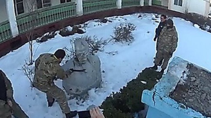 В Одесской области "Самооборона" отбила голову Ленину (видео)