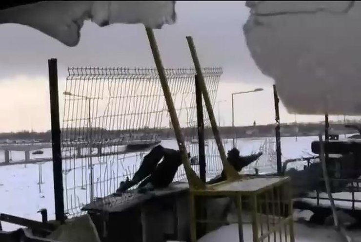 Артилерія вогнем стримує атаки на аеропорт Донецька