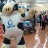 Корова станцевала ламбаду в магазине (видео)