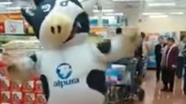 Корова станцевала ламбаду в магазине (видео)