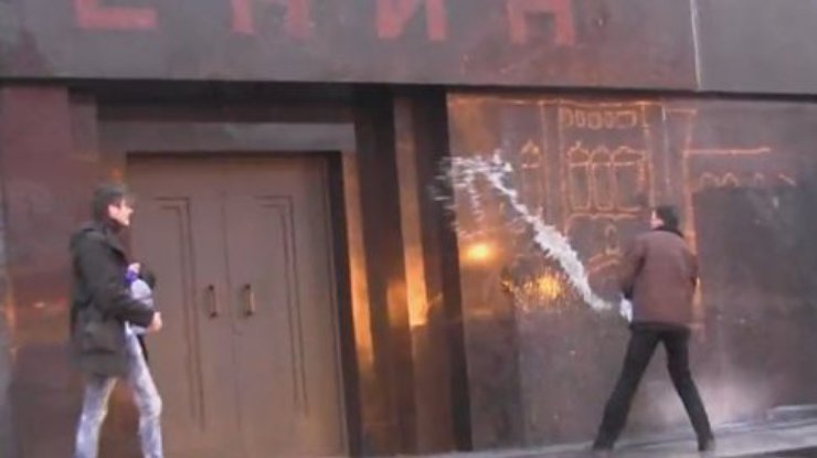 В Москве Мавзолей облили водой, зовя Ленина (видео)