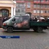 Священники УПЦ подарували бійцям мікроавтобус