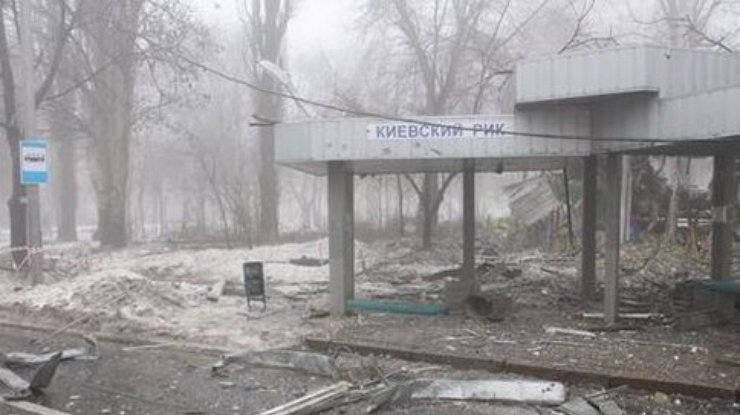 В Донецке  снаряд попал в остановку (фото, видео)