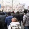 Горсовет Харькова забросали дымовыми шашками и яйцами
