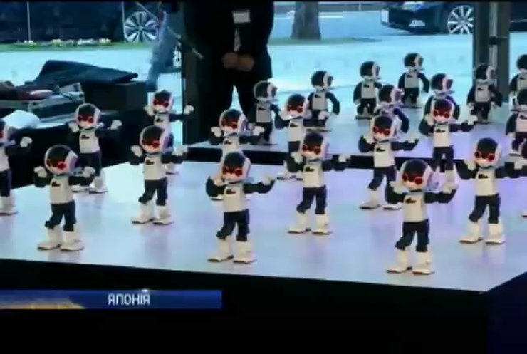 У Токіо сотня роботів виконала танцювальний номер