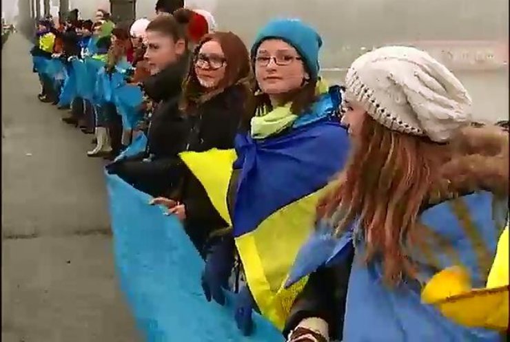 В Києві з'єднали Дніпро живим ланцюгом