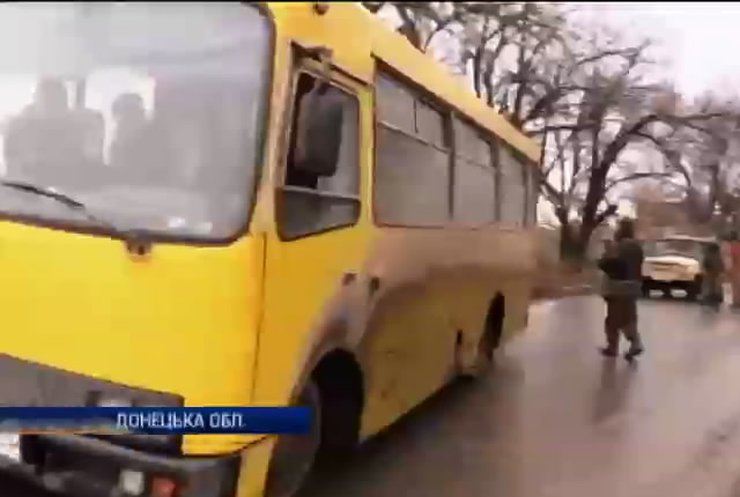 Мешканці Павлополя на Маріупольшині змушені тікати від обстрілів