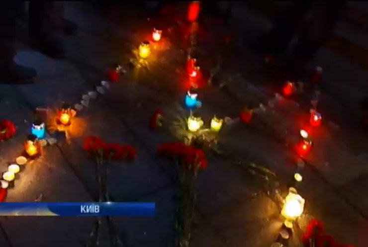 У Києві виклали свічками слово "Маріуполь" за загиблими